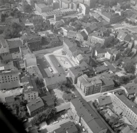 widok ogólny zespołu zabudowy przy placu Wolności od strony wschodniej, skan 1