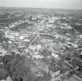 widok ogólny zabudowy miasta przy ul. Kilińskiego od strony płdniowej., skan 1