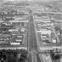 widok ogólny zabudowy miasta wzdłuż AL. N.M.P, skan 1