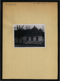 fotografia czarno-biała przedstawiająca fragment zabudowań pałacowych, skan 1