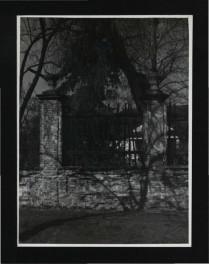 4 fotografie czarno-białe przedstawiające miejscowe zabudowania dworskie                     , skan 1