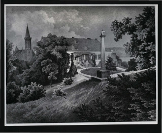 fotografia czarno-biała reprodukcji ryciny przedstawiającej fragment miejscowego parku, kościoła i dworu oraz wolnostojącą kolumnę, skan 1