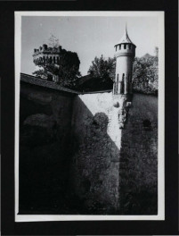 2 fotografia czarno-biała przedstawiająca jedną z baszt oraz baszty widocznej od północnego zachodu, skan 2