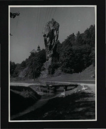 2 fotografie czarno-białe przedstawiające tzw. Maczugę Herkulesa, skan 2