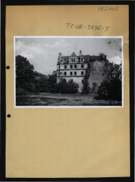 fotografia czarno-biała przedstawiająca fragment elewacji miejscowego zamku                    , skan 1