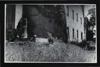 fotografia czarno-biała przedstawiająca fragment zamku, skan 1