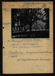 2 fotografie czarno-białe przedstawiające elewację frontową miejscowego pałacu, skan 1