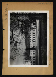 2 fotografie czarno-białe przedstawiające oficynę w ramach miejscowego zespołu pałacowego, skan 2