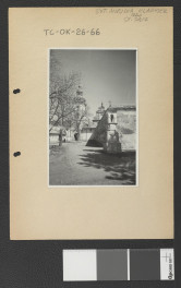 widok od zachodu na fragment miejscowego ogrodu klasztornego z zabudowaniami kościoła i dzwonnicą w tle, skan 1