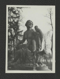 fotografia czarno-biała przedstawiająca rzeźbę ogrodową (prawdopodobnie) nimfy, skan 1