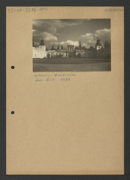 fotografia czarno-biała przedstawiająca dziedziniec miejscowego pałacu, skan 1