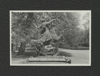 6 fotografii czarno-białych fotografii ukazujących pomnik konny króla Jana III podczas przygotowań do robót konserwatorskich  , skan 1