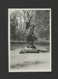 6 fotografii czarno-białych fotografii ukazujących pomnik konny króla Jana III podczas przygotowań do robót konserwatorskich  , skan 2