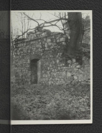 fotografia czarno-biała przedstawiająca fragment zrujnowanej zabudowy pałacowej, skan 1
