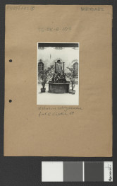 rzeźba figuratywna Marii Panny, prawdopodobnie na dziedzińcu klasztoru, skan 1