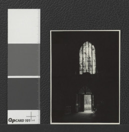 widok z wnętrza kościoła klasztornego na główne wejście oraz witraż według projektu Stanisława Wyspiańskiego „Bóg-Ojciec”, skan 1