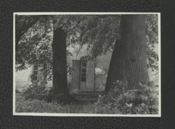 3 fotografie czarno-białe przedstawiające widok wrót wiodących prawdopodobnie do pałacu, skan 2