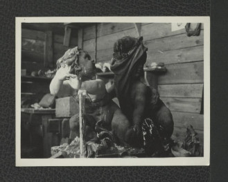 4 fotografie czarno-białe przedstawiające prace konserwatorskie przy naprawie rzeźb ogrodowych z motywem „Kupidyna”, skan 3