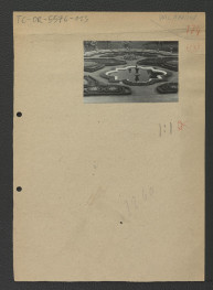 fotografia czarno-biała przedstawiająca fontannę w południowej części parku, skan 1