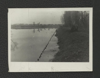 6 fotografii czarno-białych przedstawiających linię brzegową okolicznych zbiorników prawdopodobnie podczas prac budowlanych, skan 1