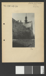 fragment ogrodu wraz z zabudowaniami klasztornymi w tle, skan 1