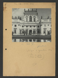 fotografia czarno-biała przedstawiająca elewacje frontową miejscowego pałacu, skan 1