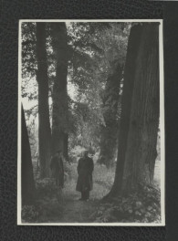 2 fotografie czarno-białe przedstawiające G. Ciołka, być może w towarzystwie S. Miłoszewskiego, w trakcie wizji lokalnej miejscowego parku, skan 1