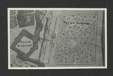 fotografia czarno-biała przedstawiająca fragment planu sytuacyjnego części Warszawy, obejmujący zjazd od Zamku do nowo budującego się mostu na Wiśle 1862, skan 1