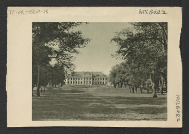 fragment nadbitki karty pochodzącej z Ciołek G., Ogrody polskie, Warszawa 1954, s. 96 zawierający widok miejscowego pałacu ze śladami tarasów ogrodowych , skan 1