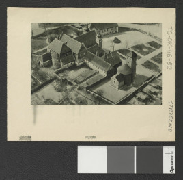 nadbitki strony z Ciołek Gerard, Ogrody polskie, Warszawa 1954, s. 14 zawierające reprodukcje fotografii przedstawiającej widok z tzw. lotu ptaka na miejscowy zespół klasztorny , skan 2