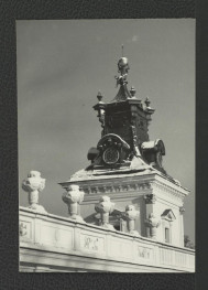 fotografia czarno-biała przedstawiająca jedną z wieży zegarowych miejscowego pałacu (w formie kartki z życzeniami na rok 1964), skan 1