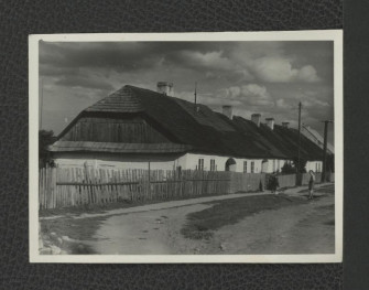 fotografia czarno-biała przedstawiająca miejscowy, drewniany dwór          , skan 1