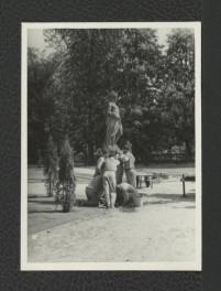 fotografia czarno-biała przedstawiająca stawianie rzeźby w miejscowym ogrodzie, skan 1