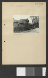 jedna z  bram wiodących na teren miejscowego klasztoru , skan 1