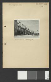 fragment klasztornego ogrodzenia zwieńczonego rzeźbami figuratywnymi świętych , skan 1