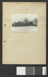 fragment klasztornego ogrodzenia zwieńczonego rzeźbami figuratywnymi świętych , skan 2