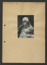 2 fotografie czarno-białe przedstawiające tors rzeźby Herkulesa w trakcie prac konserwatorskich, skan 2