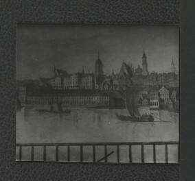 3 fotografie reprodukcji czarno-białej przedstawiającej widok na miejscowy zamek od strony Wisły, skan 1