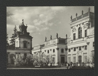 fotografia czarno-biała przedstawiająca widok na elewacje miejscowego pałacu od strony dziedzińca, skan 1