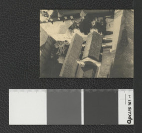 widok z wieży klasztornej na zabudowania miejscowego zespołu, skan 1