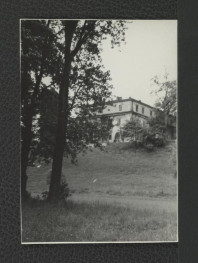 2 fotografie czarno-białe przedstawiające fragment elewacji miejscowego pałacu widocznego od strony parku, skan 1