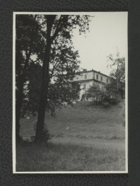 2 fotografie czarno-białe przedstawiające fragment elewacji miejscowego pałacu widocznego od strony parku, skan 2