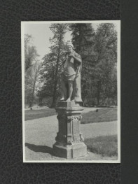 18 fotografii czarno-białych fotografii ukazujących rzeźby figuratywne attycyzujące (m.in. „Antoniusz”, „Artemida”, „Orfeusz”) w północnym alkierzu ogrodowym, skan 7