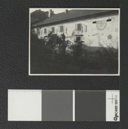 fragment przyklasztornego ogrodu wraz z widocznymi zabudowaniami konwentu oraz rzeźbą figuratywną , skan 2