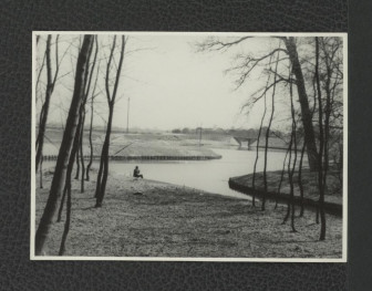 fotografia czarno-biała przedstawiająca most nad złączeniem Jeziora Wilanowskiego i Powsińskiego (obecnie ulica Zygmunta Vogla) możliwe że podczas prac budowlanych; ujęcie z południowej części parku w kierunku południowym, skan 1