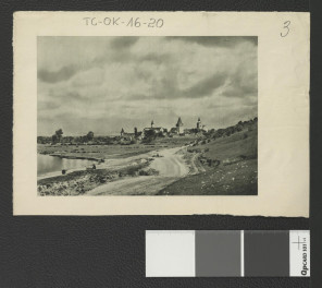 nadbitka reprodukcji dwubarwnej fotografii zamieszczona w Ciołek Gerard, Ogrody polskie, Warszawa 1954, s. 17 wskazującej jedno z założeń cysterskich na terenie Polski – w Sulejowie; na odwrocie reprodukcja rzutu zespołu klasztornego w Mogile opracowana przez Gerarda Ciołka według planu z 1883 r. , skan 1