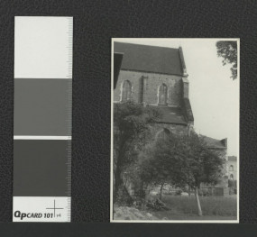 pozytyw przedstawiający fragment zabudowy miejscowego kościoła widoczny od północy z terenu przyklasztornego ogrodu , skan 1