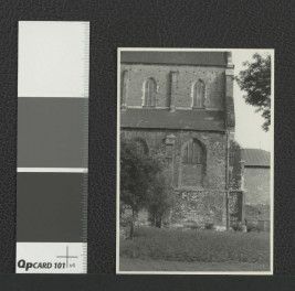 pozytyw przedstawiający fragment zabudowy miejscowego kościoła widoczny od północy z terenu przyklasztornego ogrodu , skan 2