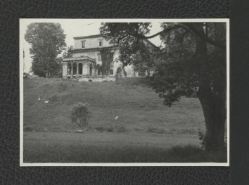 fotografia czarno-biała przedstawiająca fragment elewacji miejscowego pałacu z widocznym tarasem balkonowym, skan 2