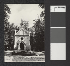 fotografia czarno-biała w formie pocztówki; przedstawia kościółek w parku zdrojowym, skan 1